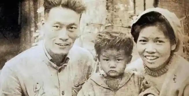 1937年初，日本兵将一家三口押到了刑场上。当父亲被他们砍断脖子后，5岁的小男孩