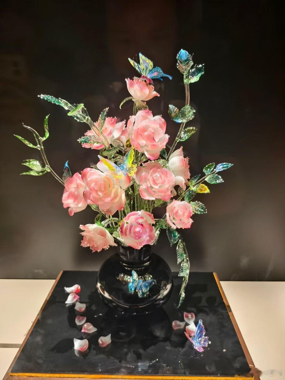 不是没有困难，而是困难从来都在；不是没有风雨，而是风雨中依然前行。真正的勇敢，不