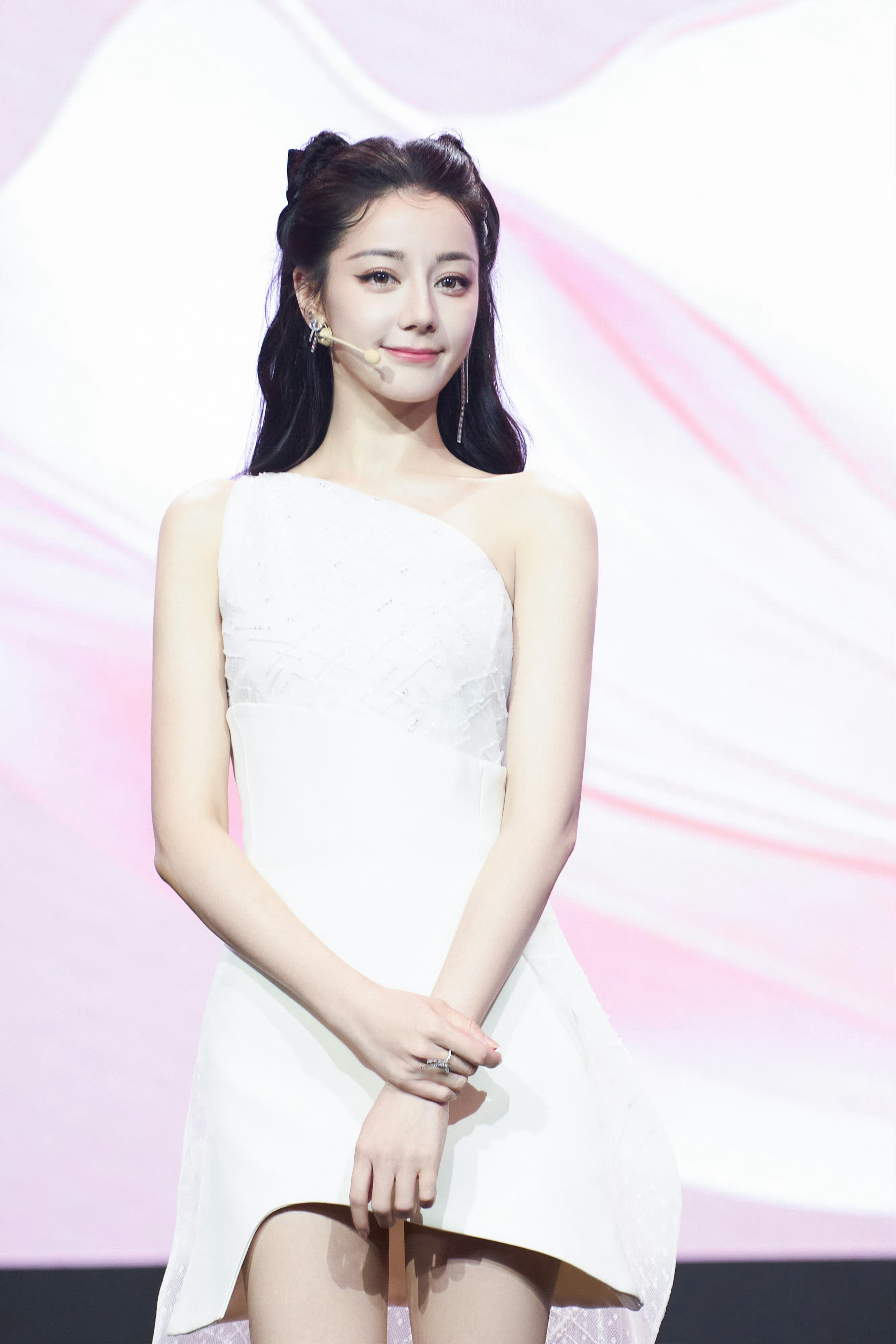 迪丽热巴 🤍 品牌活动妆造，今日份猫猫公主👸🏻 ​​​