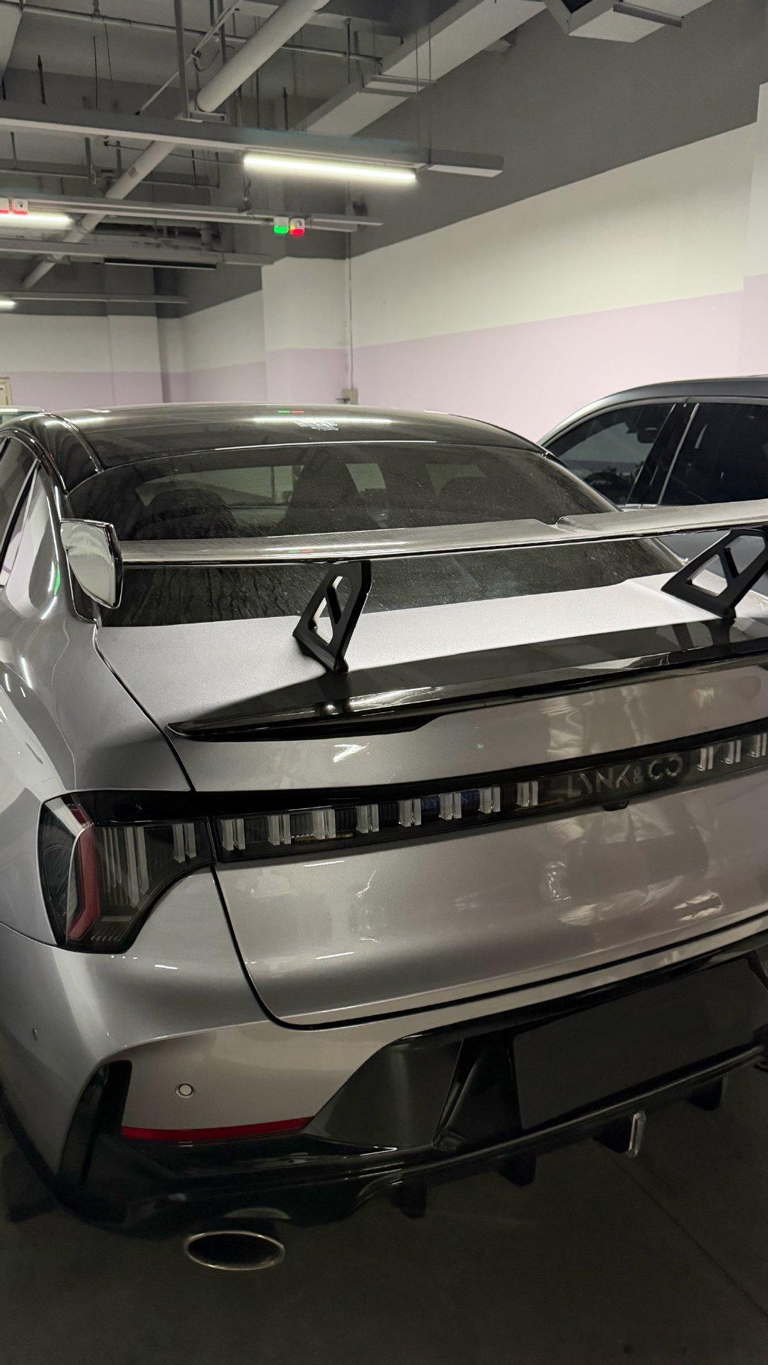 网友拍到一台特别的领克03，后面装了03+和03+Racing同款的三段可调碳纤