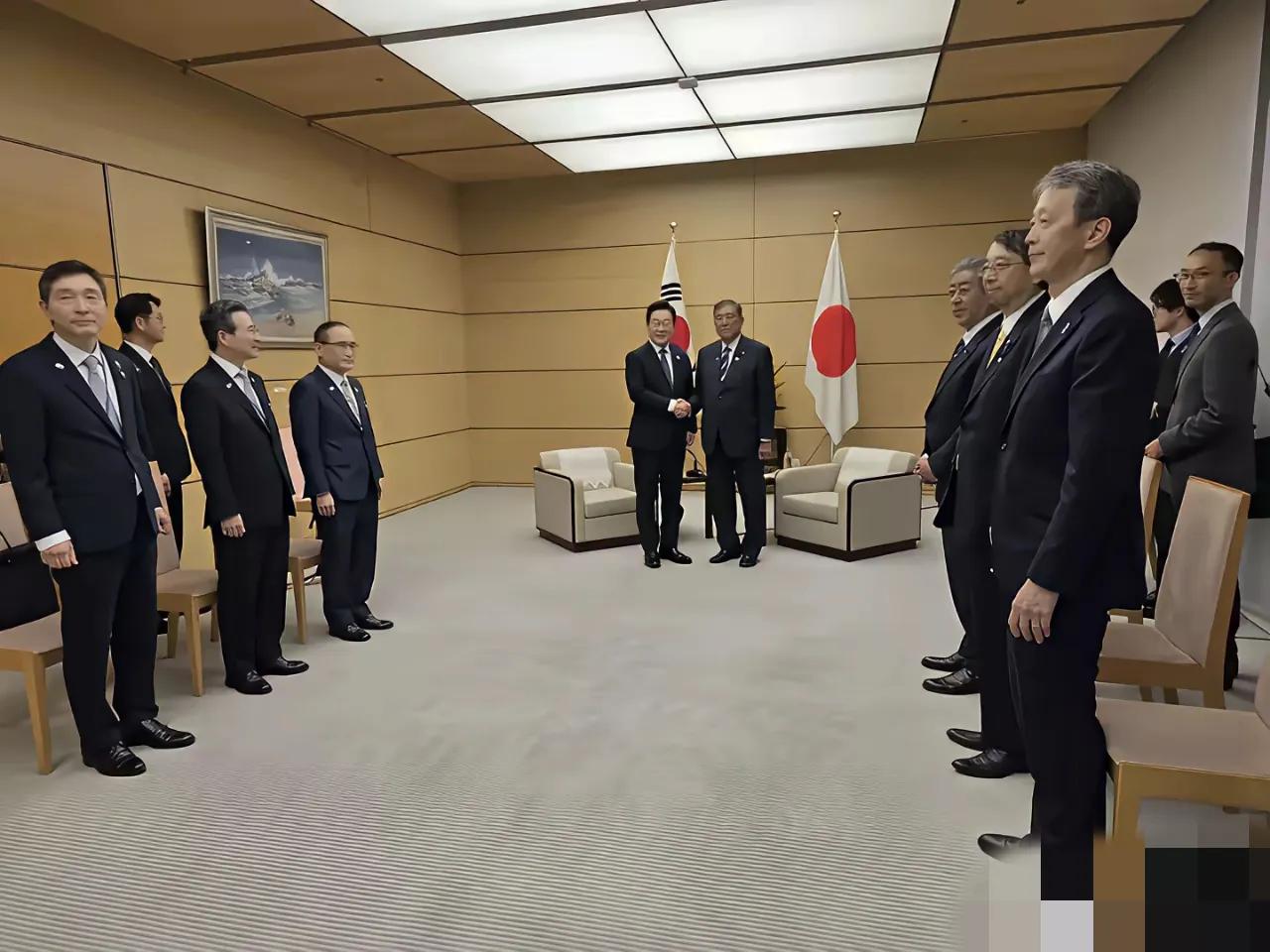 亚洲最没骨气的国家，日本侵略最严重的国家，九三在即，竟然卑躬屈膝去上贡

九三抗