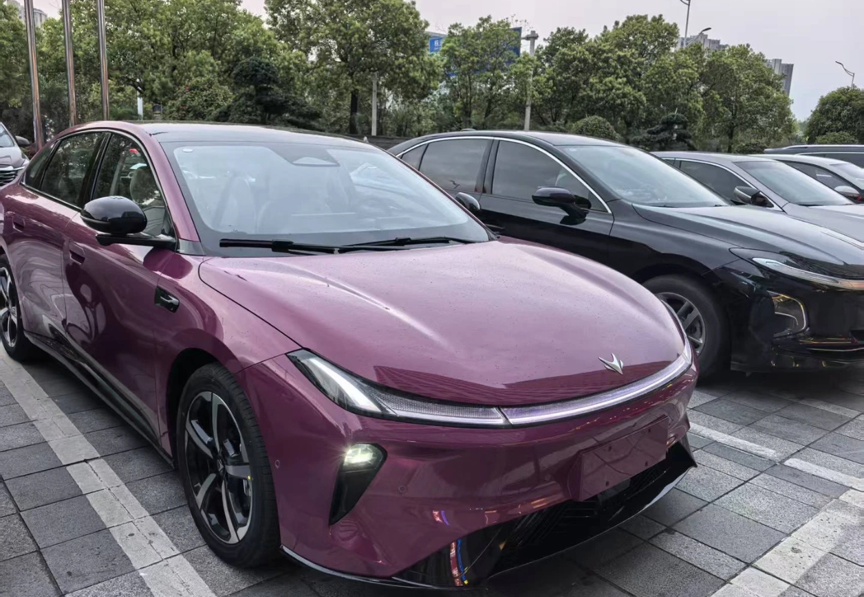 极狐S3工信部证件照看着就那样，但实车看着挺不错，挺年轻运动的。这车尺寸很大，4