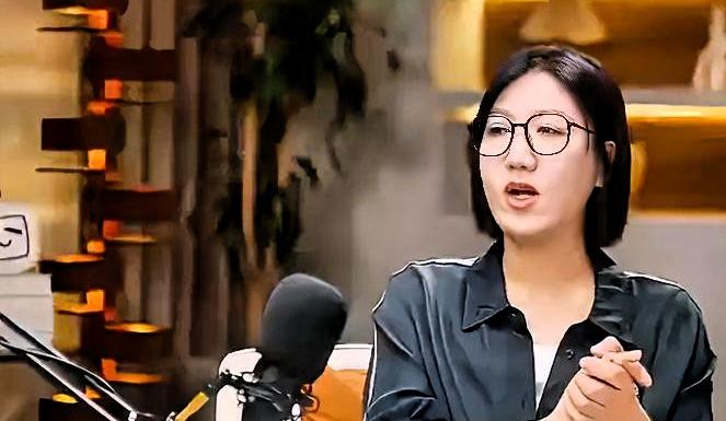 我看到“易立竞没上过大学”的时候，愣了两秒。

不是震惊。是一瞬间脑子里翻出了她