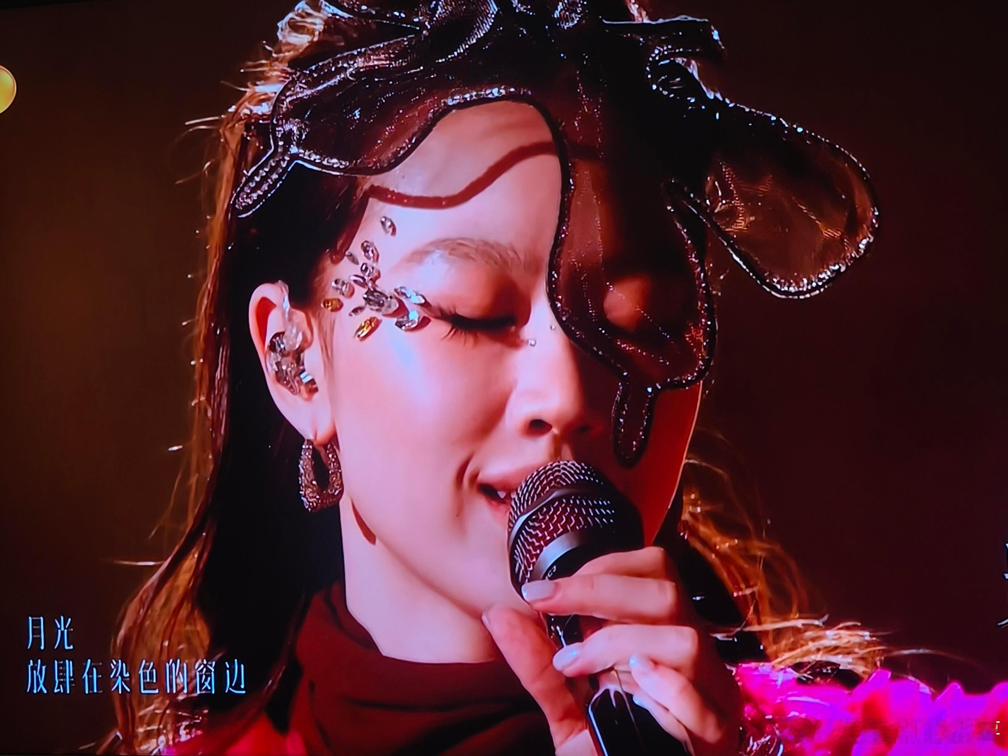 单依纯版的舞娘，改编很大胆，但是感觉把舞娘原曲的灵魂抽走了，编曲很常石磊化，不知