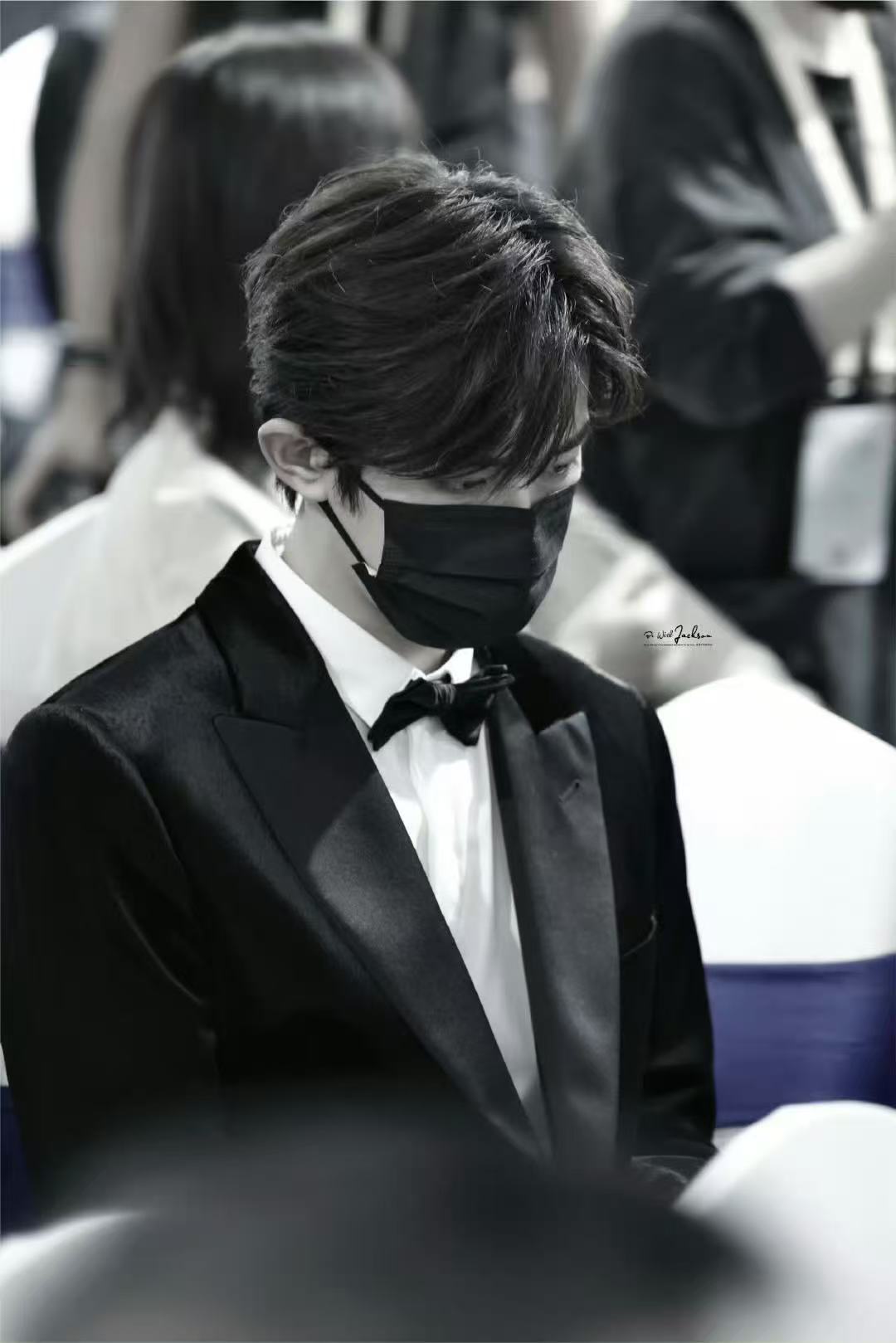 易烊千玺后台候场中～期待今天的好消息！ 