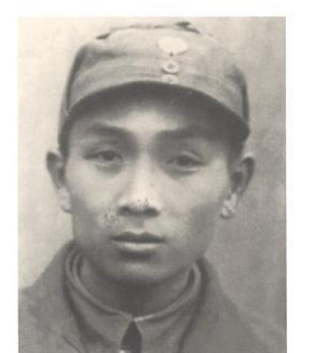 1940年，新四军政委张体学外出侦察时，被日军发现，敌人立即追了过来，他连忙向一