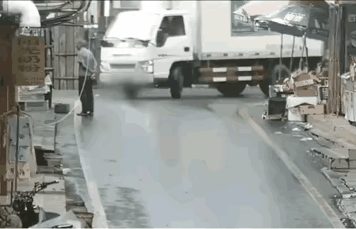 双手一背爱谁谁！长记性了吧！