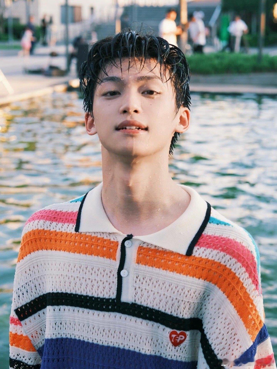 梓渝没考驾照湿漉漉的梓渝，好喜欢第一张，小鹿撞撞的感觉[害羞][害羞] ​​​