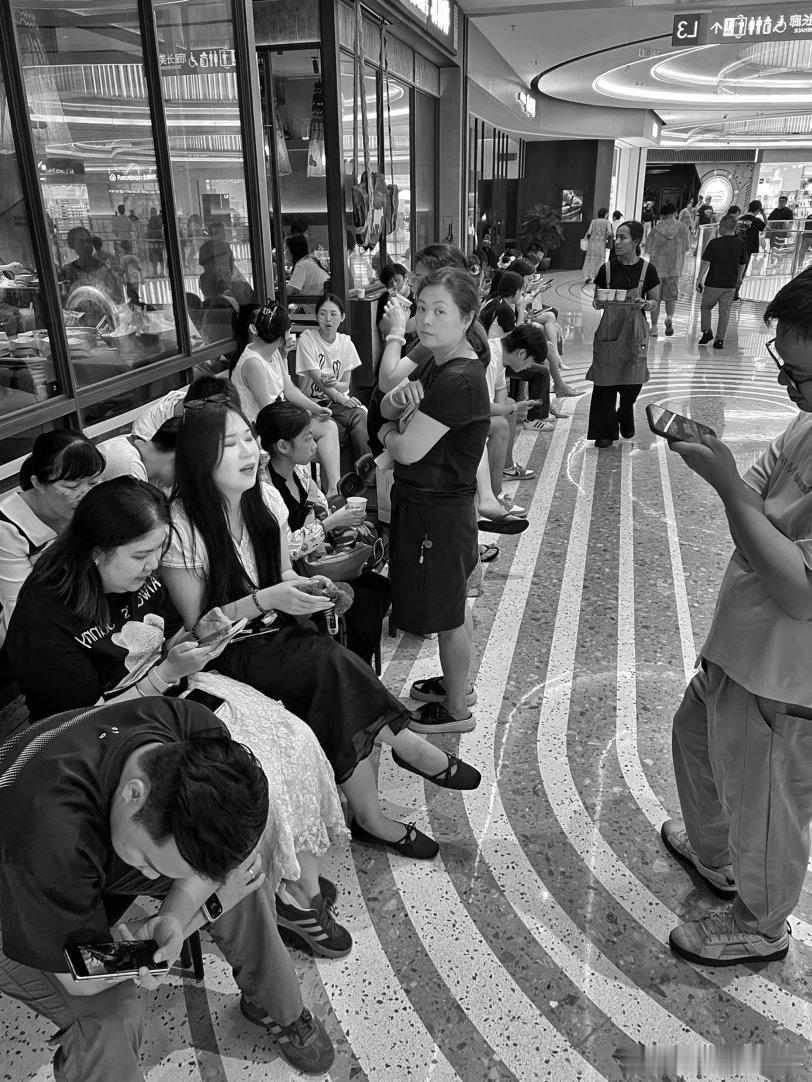 摄影人  街拍厦门：王鹭佳2026在路上？摄影人选择了人文纪实摄影，也就记录了生