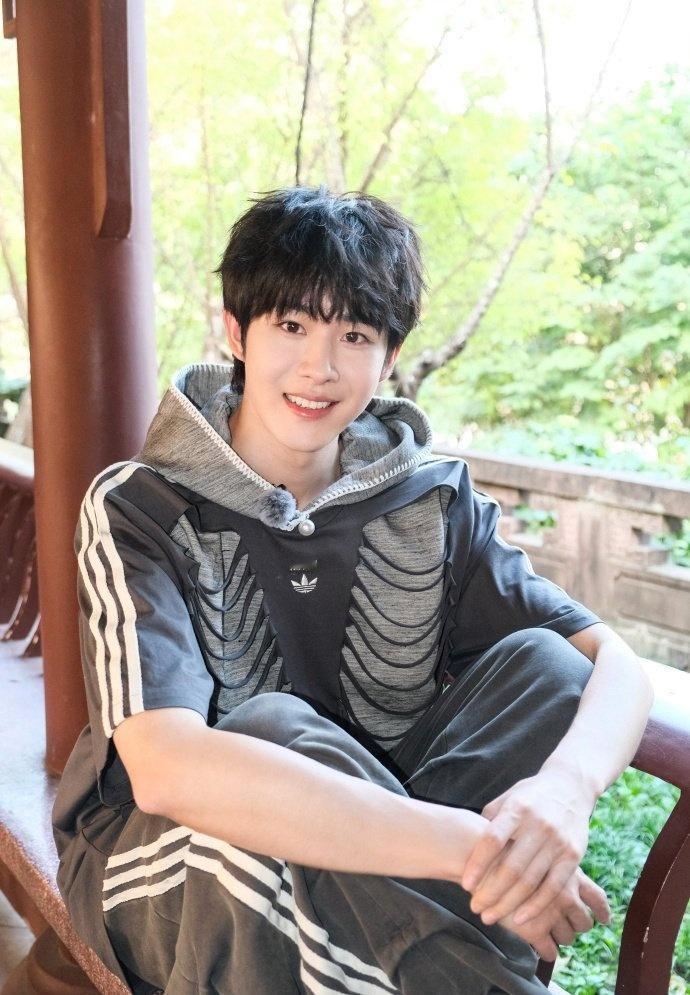 “神明赋予万物至生命，你赋予我深情而浪漫的爱意”
“𝑻𝒉𝒆 𝒈𝒐𝒅?