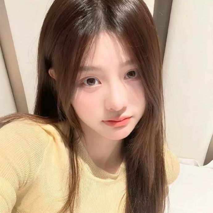 温柔甜美少女，暖黄色毛衣穿搭温柔毛衣少女 温柔穿搭毛衣 黄色小上衣穿搭