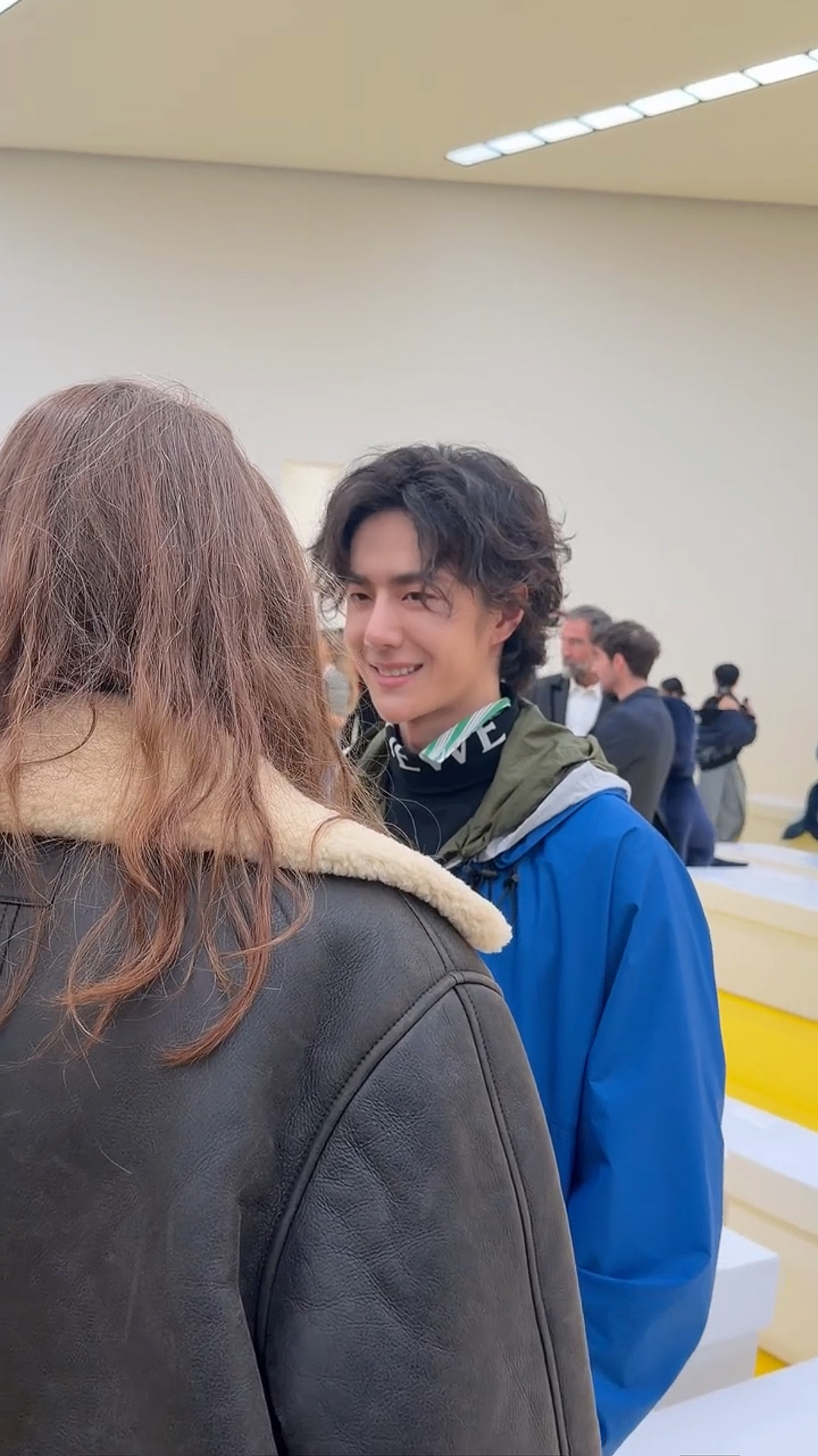 又笑这么甜 每次都！外国摄影师喊王一博喊破音了王一博巴黎时装周王一博