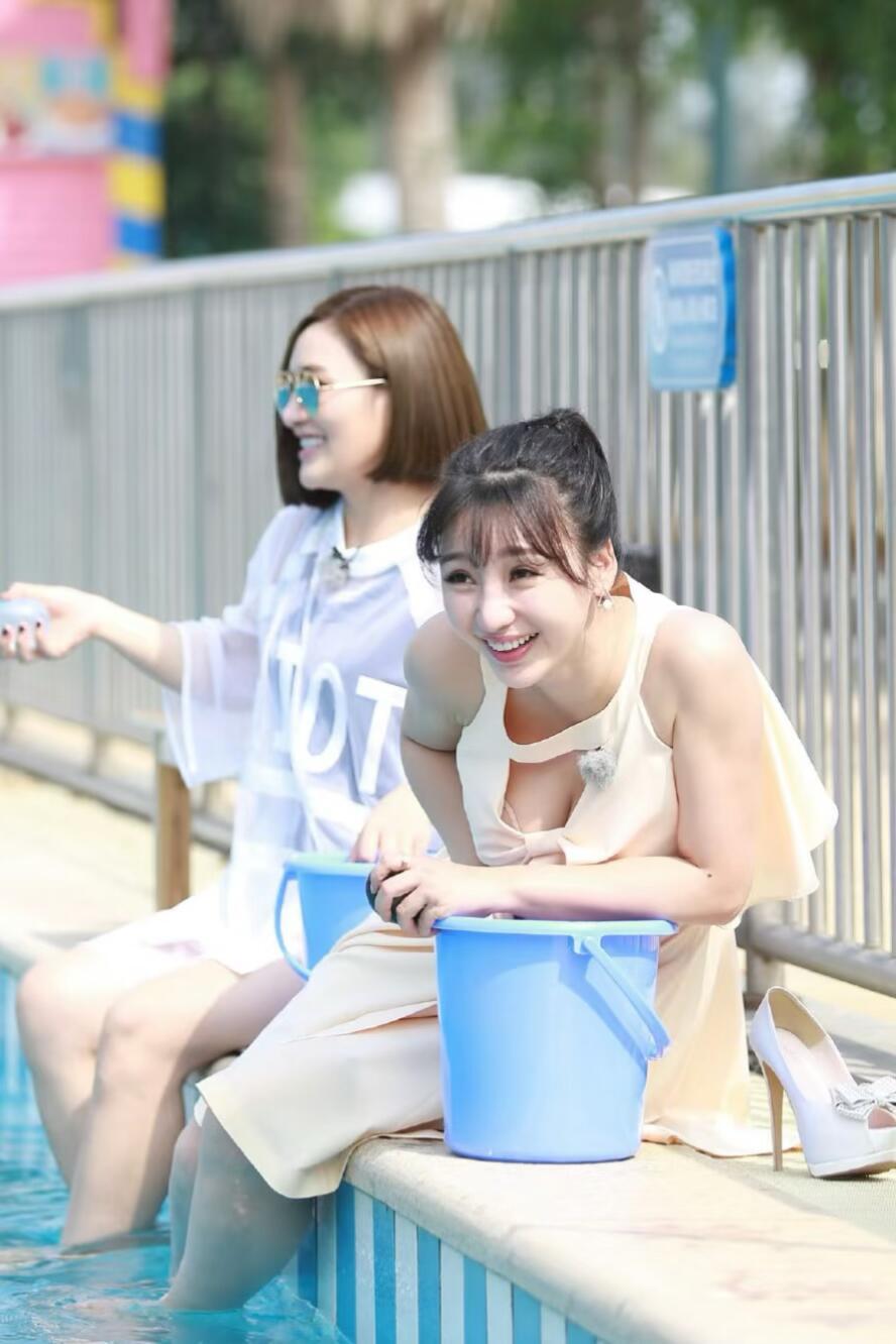 柳岩一弯腰，收视率要爆。这身材货真价实硕大盈枝啊。旁边坐的谁？立马就沦为陪衬显得