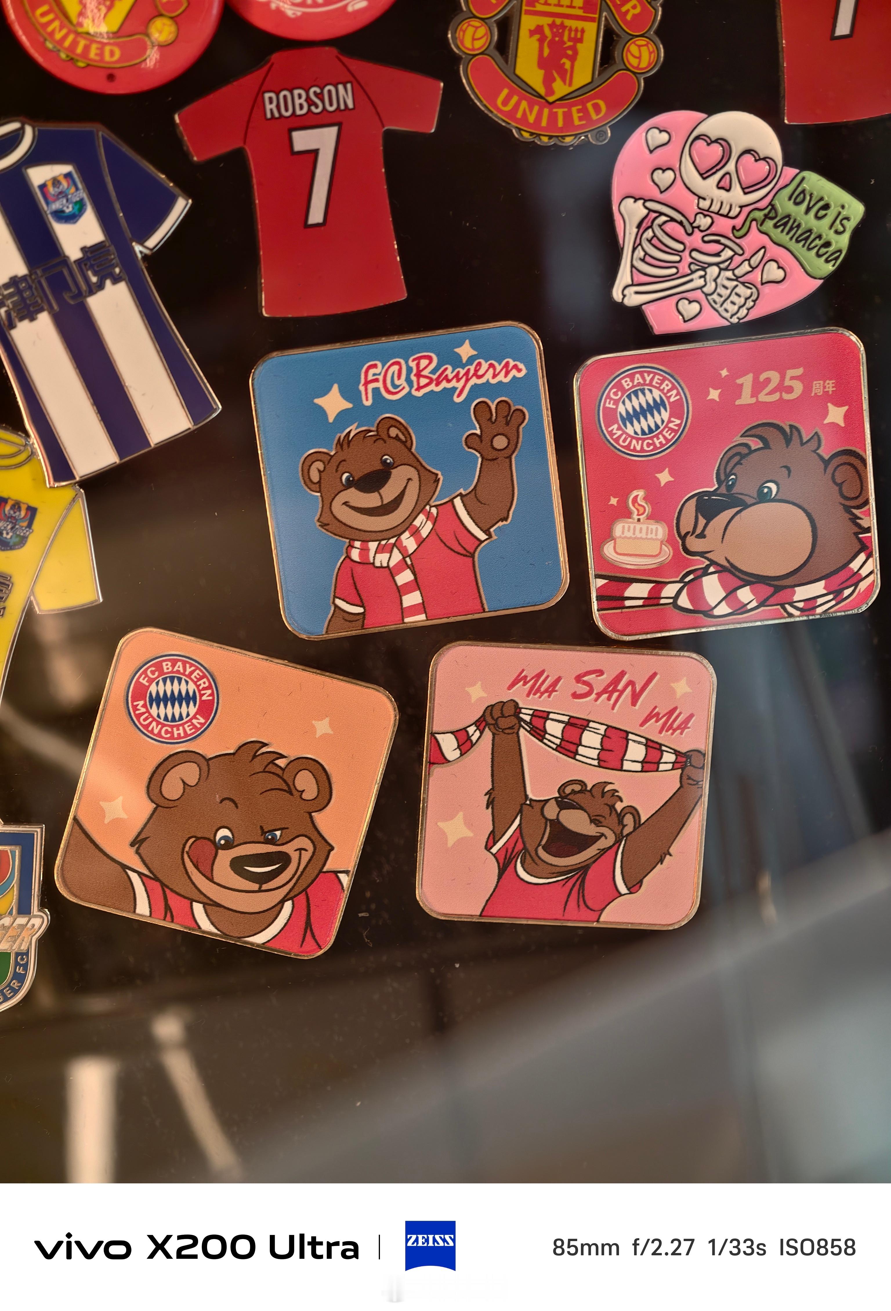 上次因为小熊太可爱，在拜仁球迷手上薅的徽章乖乖放好咯，然后拜仁球迷送的自制明信片