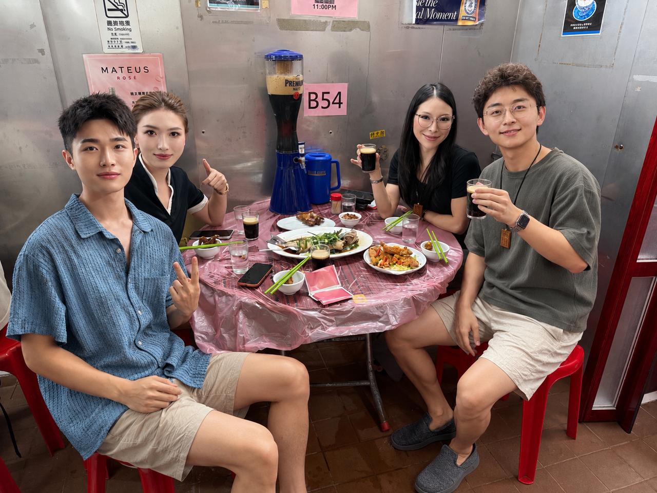 聊了个富二代，目前努力接班中。
ta告诉我，看起来很爽，其实要跟整个大家博弈，甚