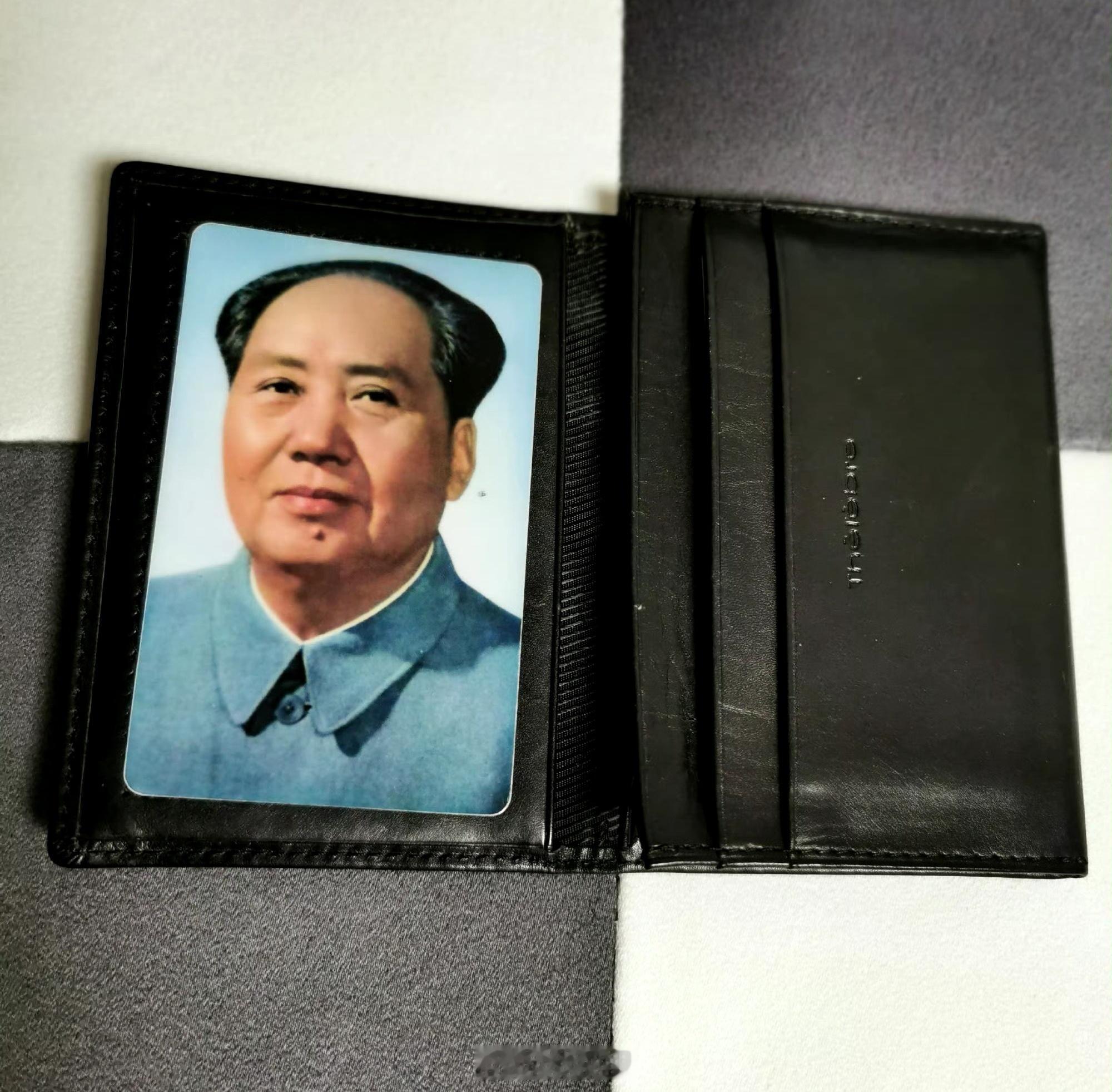 小小的薄薄的银行卡卡包，卡包里有一张教员像，很多年了。很多年了啊，老人家还在慈祥