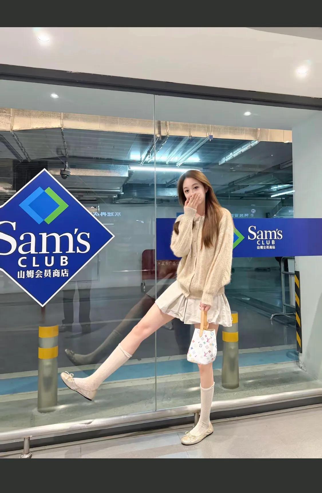 元气少女在Sam's Club前打卡，元气满满的一天！💕📸