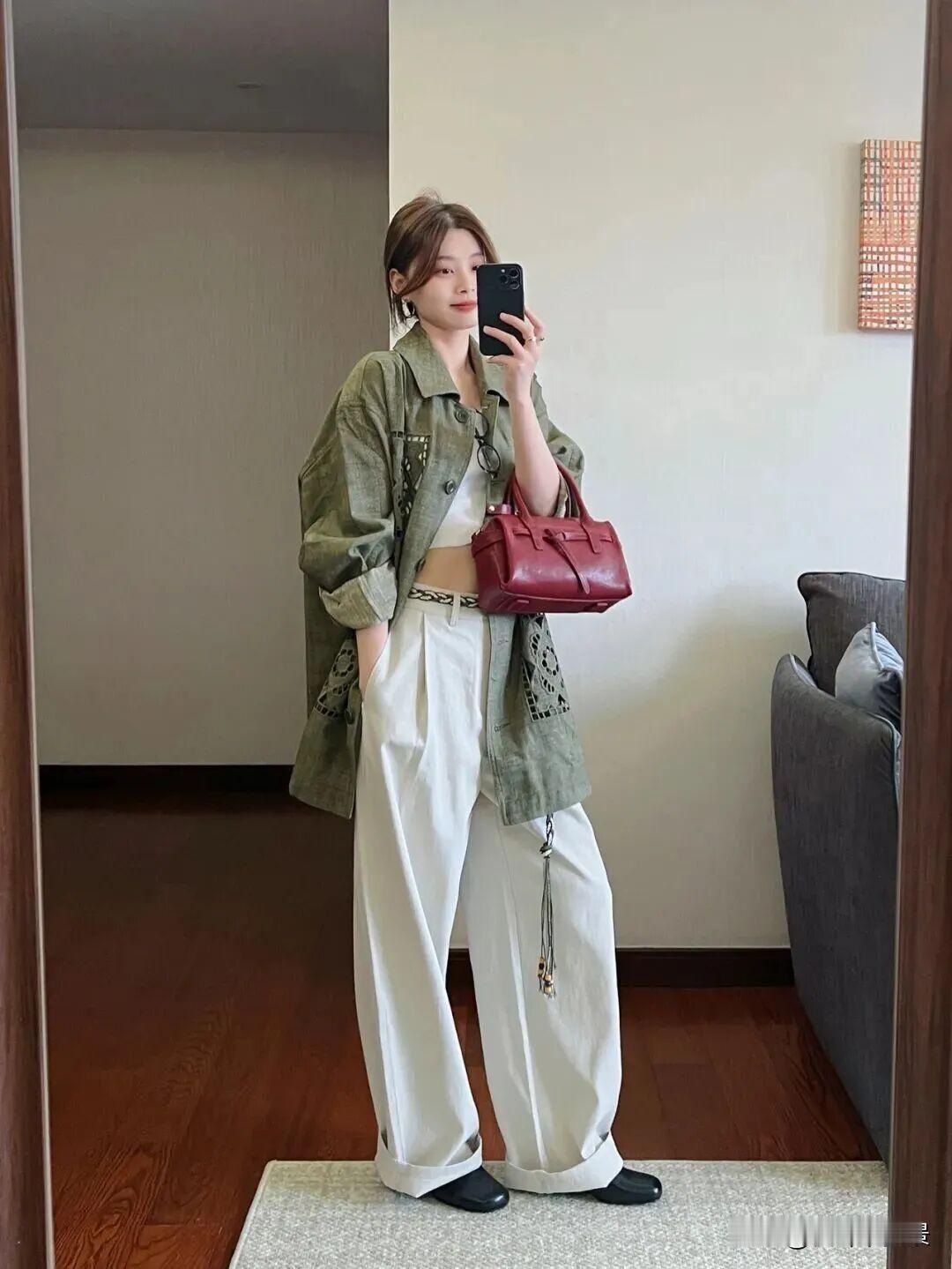 枫叶🍁|白色衬衫+白色单品，真的太好看了！白色温柔风衬衫 米白色衬衣穿搭 轻奢