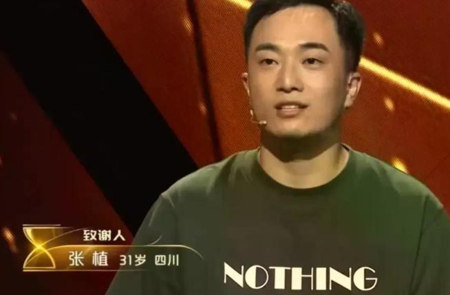 2021年，四川有个30岁的小伙，天天跟57岁的妈妈睡一张床，他洗澡的时妈妈也坐