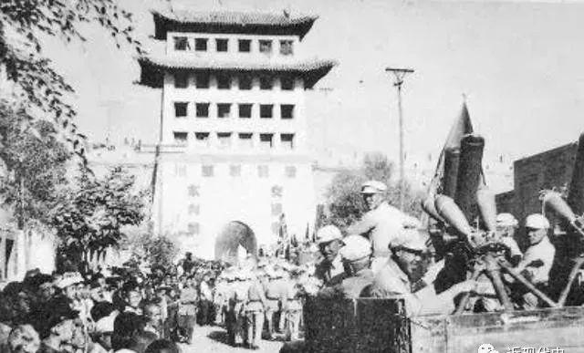 1949年，马步芳包了3架飞机，带着200多名家眷前往沙特。出发前，他得意地说：