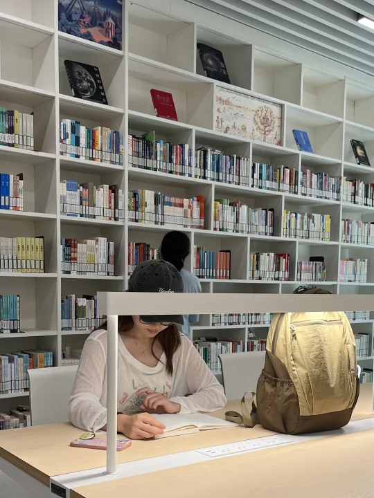 图书馆的灯光，真的有没有必要吗？