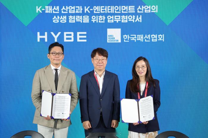 【HYBE与韩国时尚协会签署业务合作协议】HYBE与韩国时尚协会签署了旨在推动娱