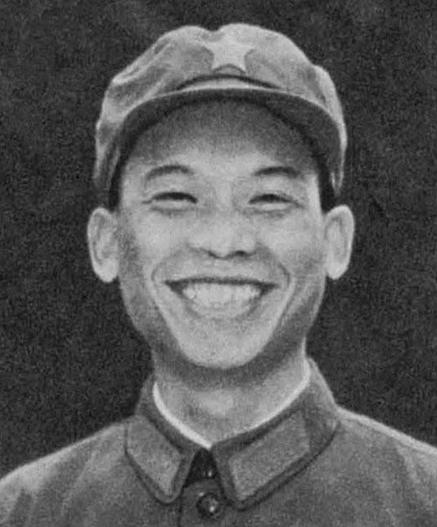 1979年，饿得双眼发昏的孤身战士陈书利，正跪在红薯地里疯狂刨食。突然，一块石头