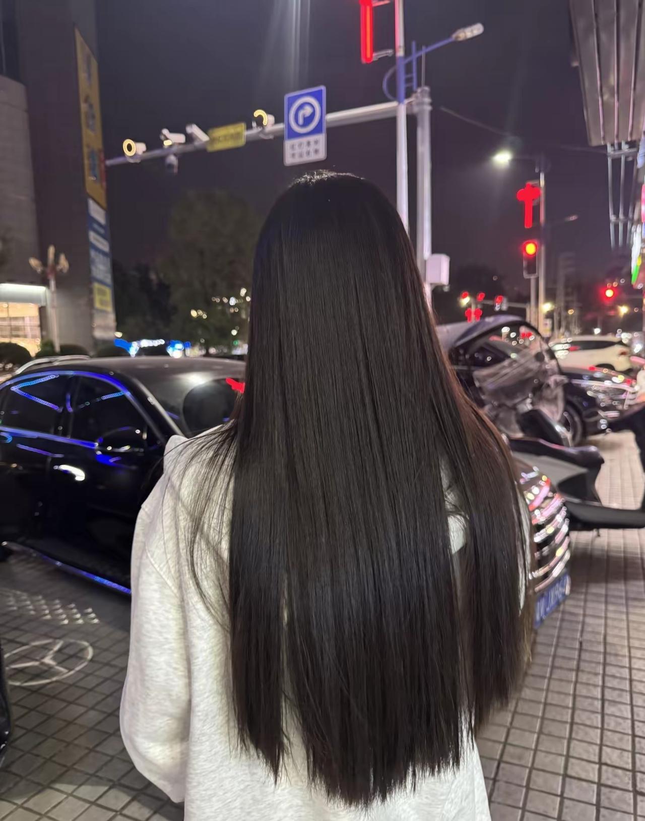 晚风裹着城市的霓虹，一头顺直的长发，藏着不慌不忙的温柔。