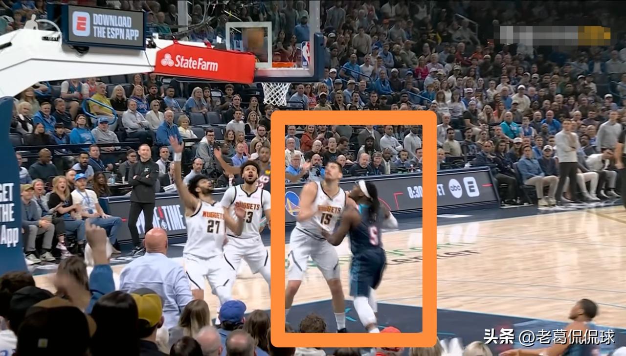 雷霆悍将多尔特真是太脏了，他的小动作真是多的离谱！在今天雷霆主场迎战掘金的焦点战