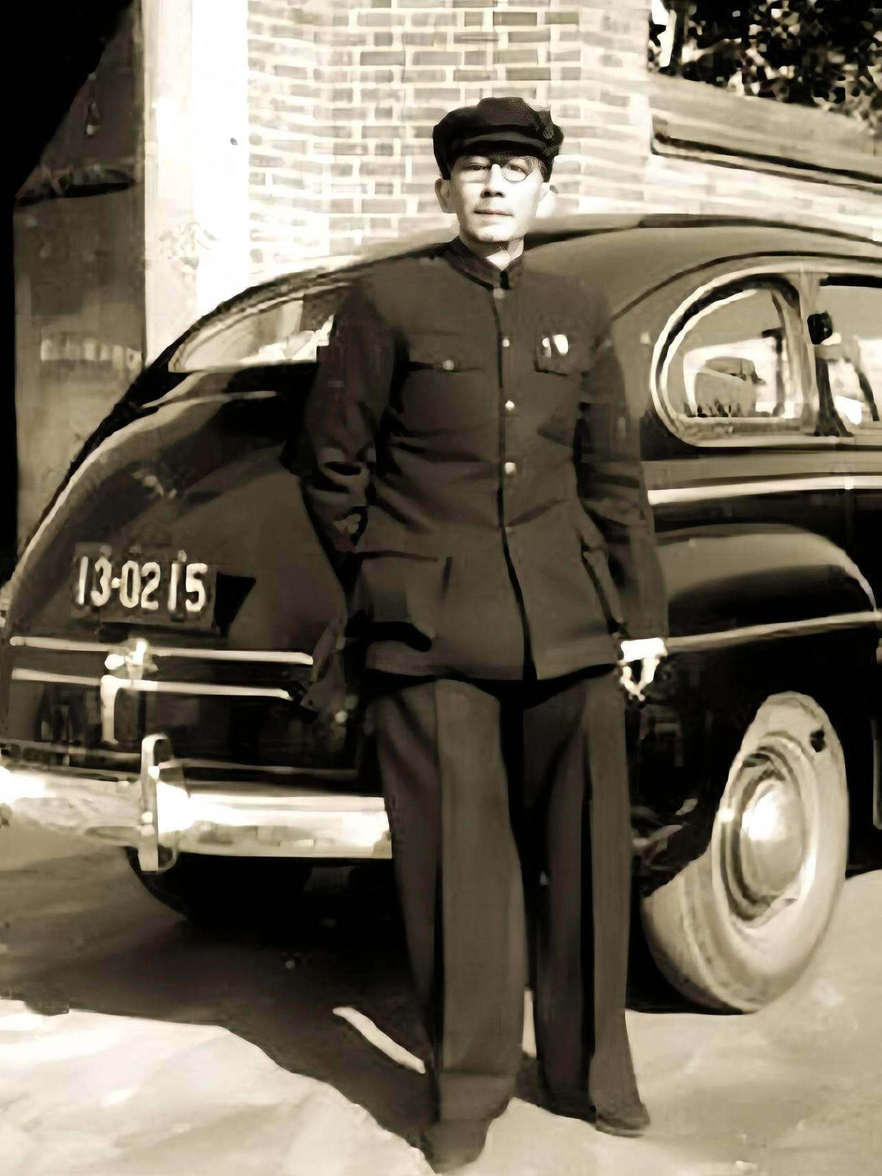 1934年，上海法租界一家理发店里，一个年轻军官被几个彪形大汉堵在了后屋。起因荒