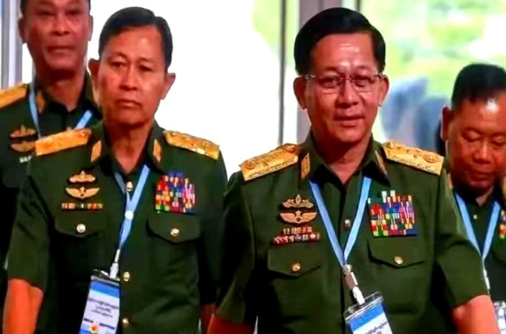 洪森直接开骂了，指着他那个48岁的儿子。
“让你去美国待了10年，人脉呢？关系呢