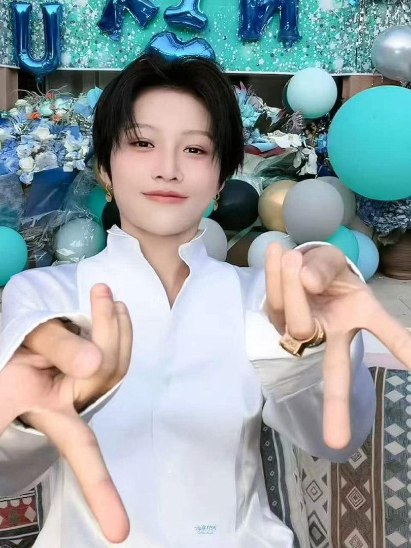 刘雨昕 第一次看到这么可爱的王濛 刘雨昕生日直播策划得挺用心的，趣味互动游戏、朋