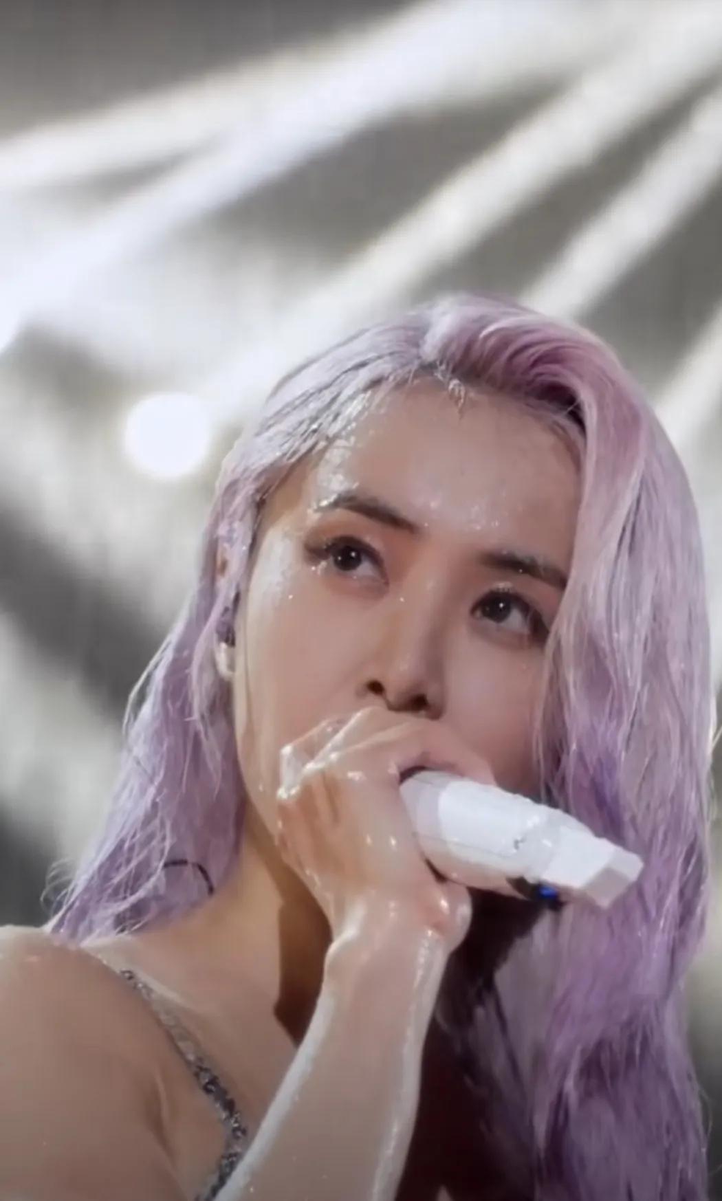 蔡依林在雨中唱《妥协》
真的太有破碎感了吧
她真的好美像一条美人鱼
40多岁还是
