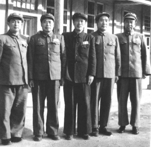 1954年春，朝鲜战争停战后，摄于朝鲜桧仓志愿军总部。左二起:杨得志、邓华、李达