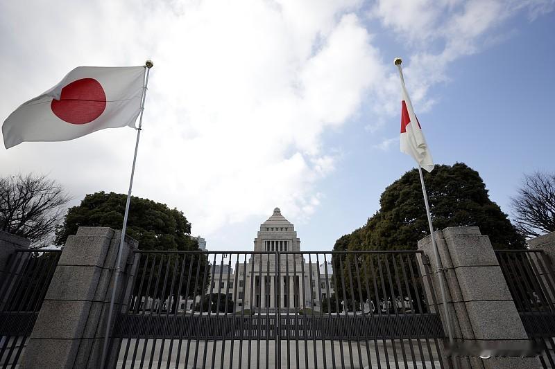 说穿了，日本政府在对美关系里的定位从一开始就站错了位置。
当年广场协议签的时候，