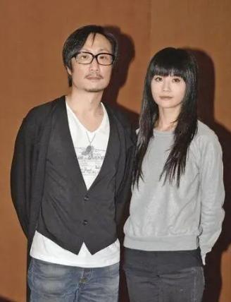 2006年，郑中基问女友蔡卓妍：“我们都同居了两年，为什么还不结婚？”蔡卓妍说：