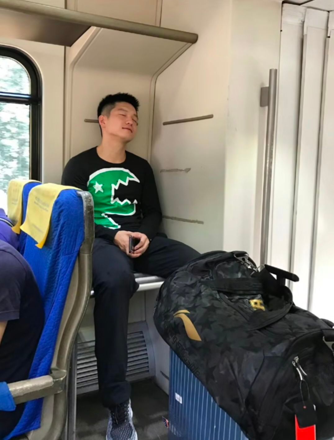 可爱的大男孩  萌萌的熊猫。。樊振东′
