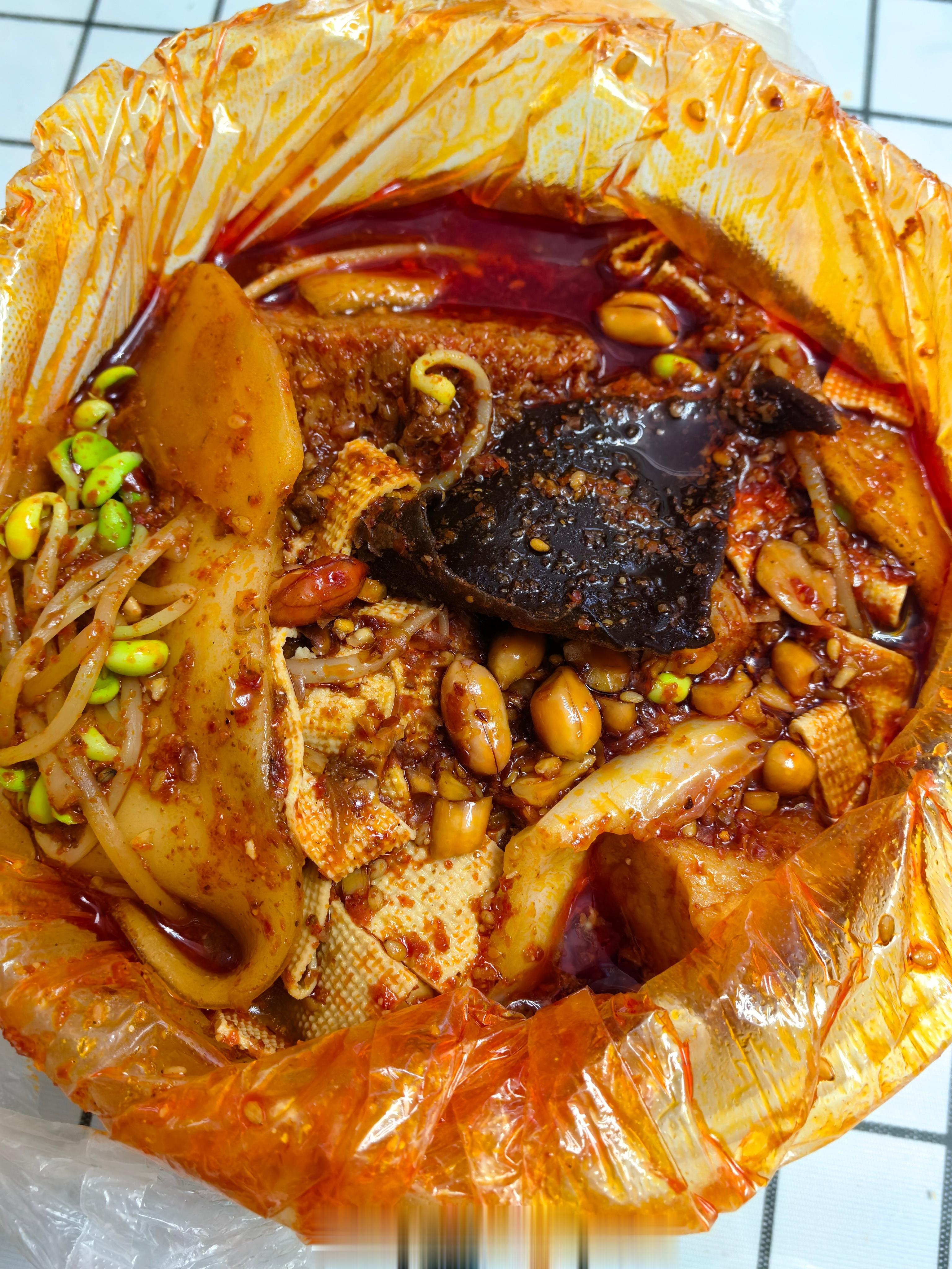 吃个麻辣烫，说这是张掖麻辣烫[笑cry]咱也没吃过张掖的麻辣烫不知道是不是 ​​