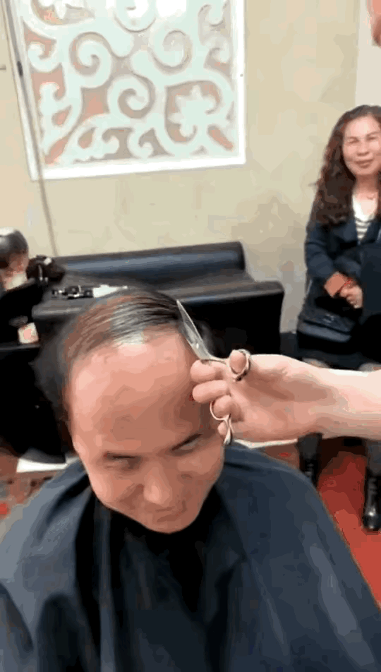发型对于男人来讲真的太重要了，这位老哥来理发店求美发师能让自己变得年轻一点，美发