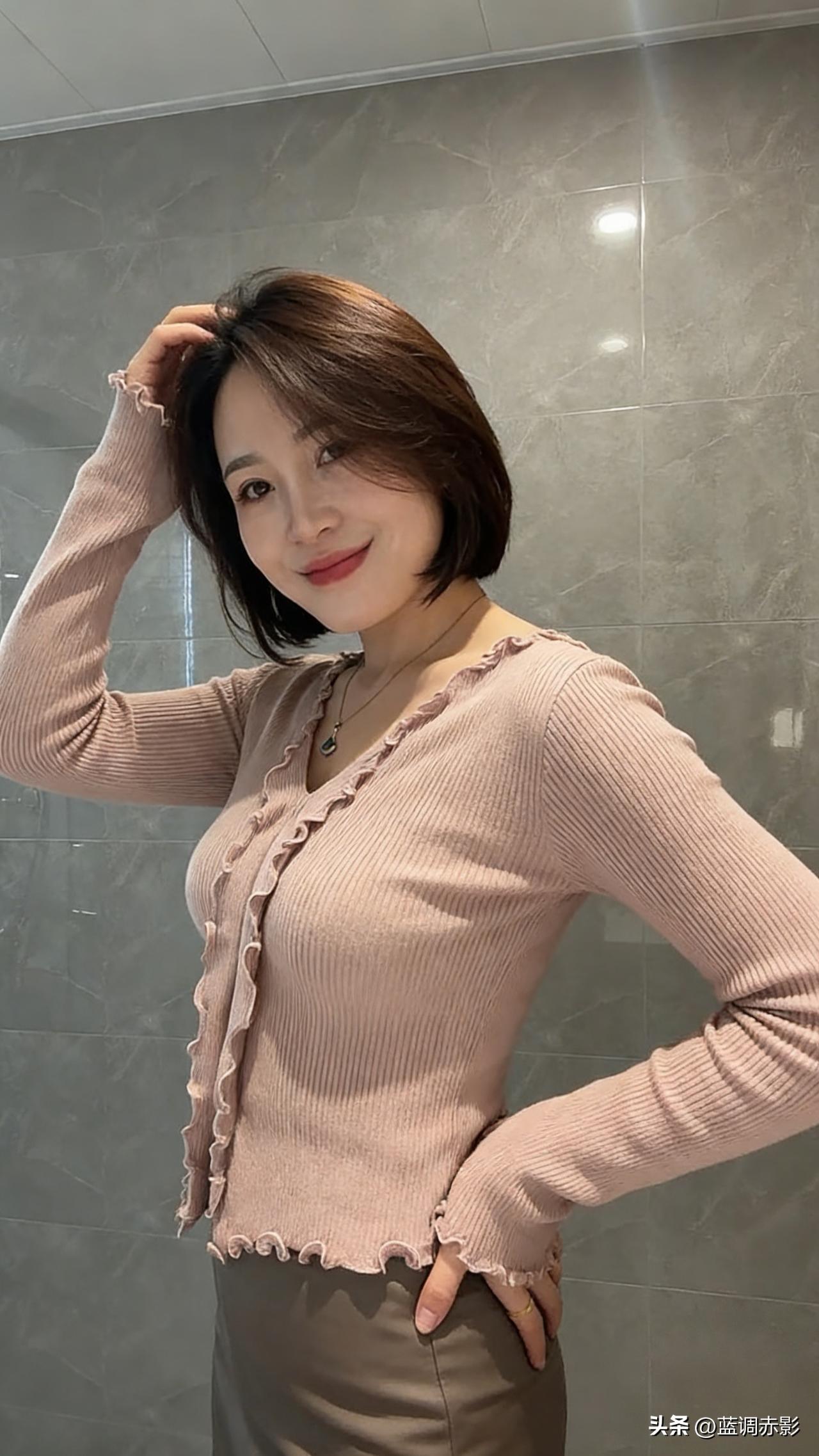 温柔甜美的粉色毛衣，搭配灰色裙子，尽显优雅气质！💕