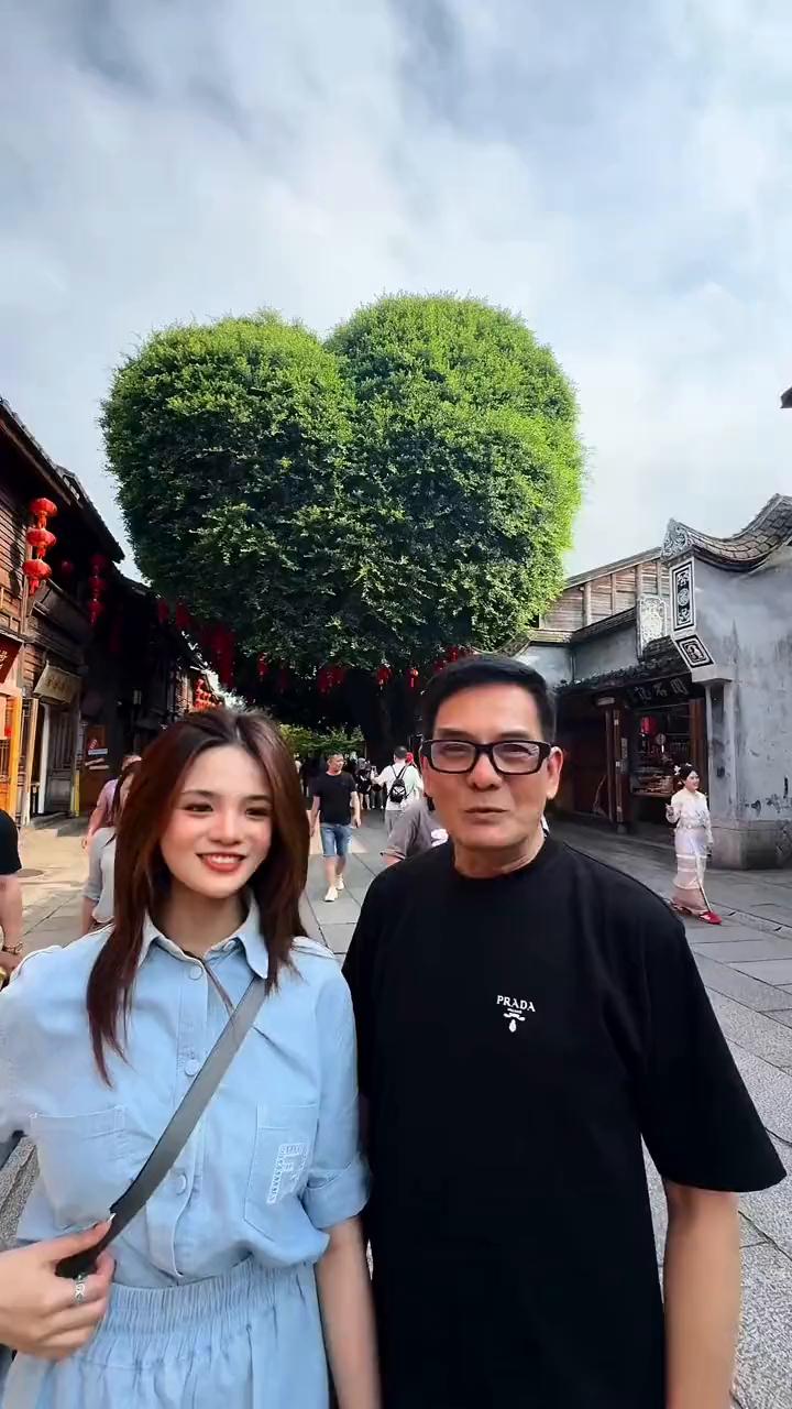 我带我的女儿来福建福州这个爱心树来比心。