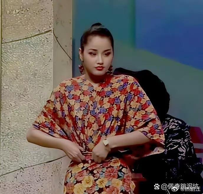 瞿颖第一次上春晚，穿的居然不是成衣，而是三块布料 