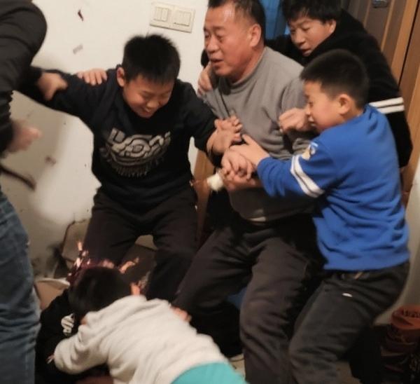 上海外甥带5人上门围殴舅舅，舅妈泼腐蚀液反击致10级伤残！法院两度判决引全网沸腾