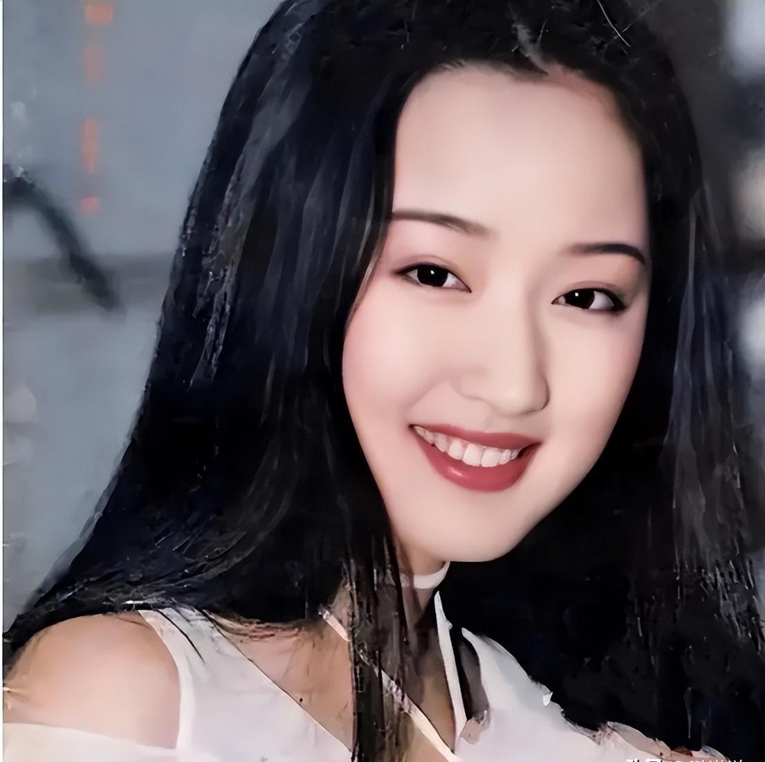 想听一个关于梦想、挫折和重生的故事吗？让我来告诉你杨钰莹的传奇人生。
这位曾经的