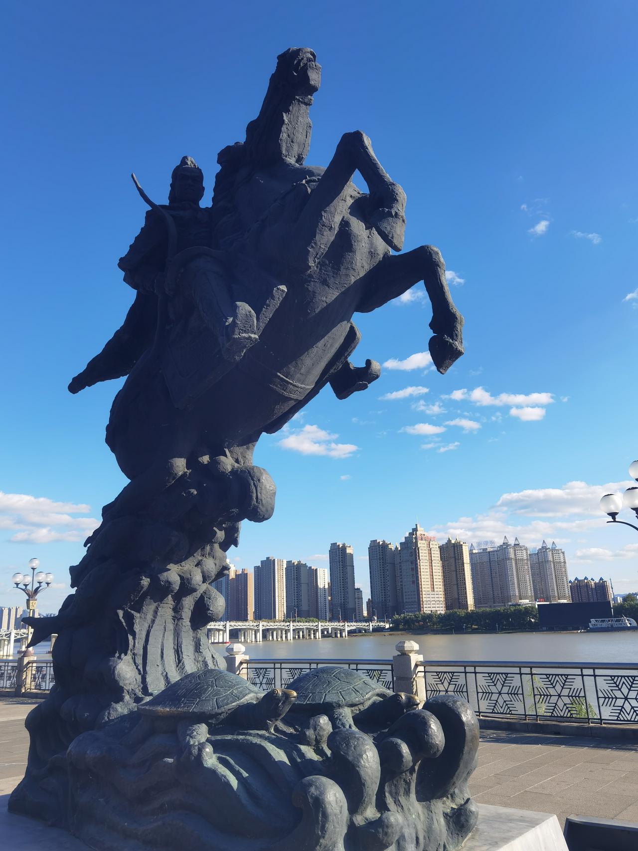 吉林市松花江边标志性建筑物，很有特点[大笑]