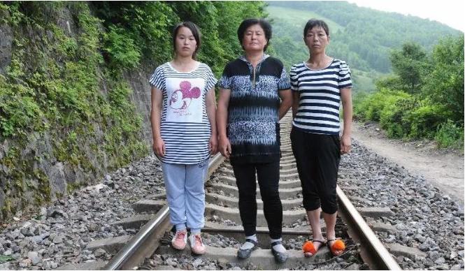 [太阳]开往临江的火车正在飞驰，突然出现三个农妇挥舞草帽向火车跑来！司机拼命刹停