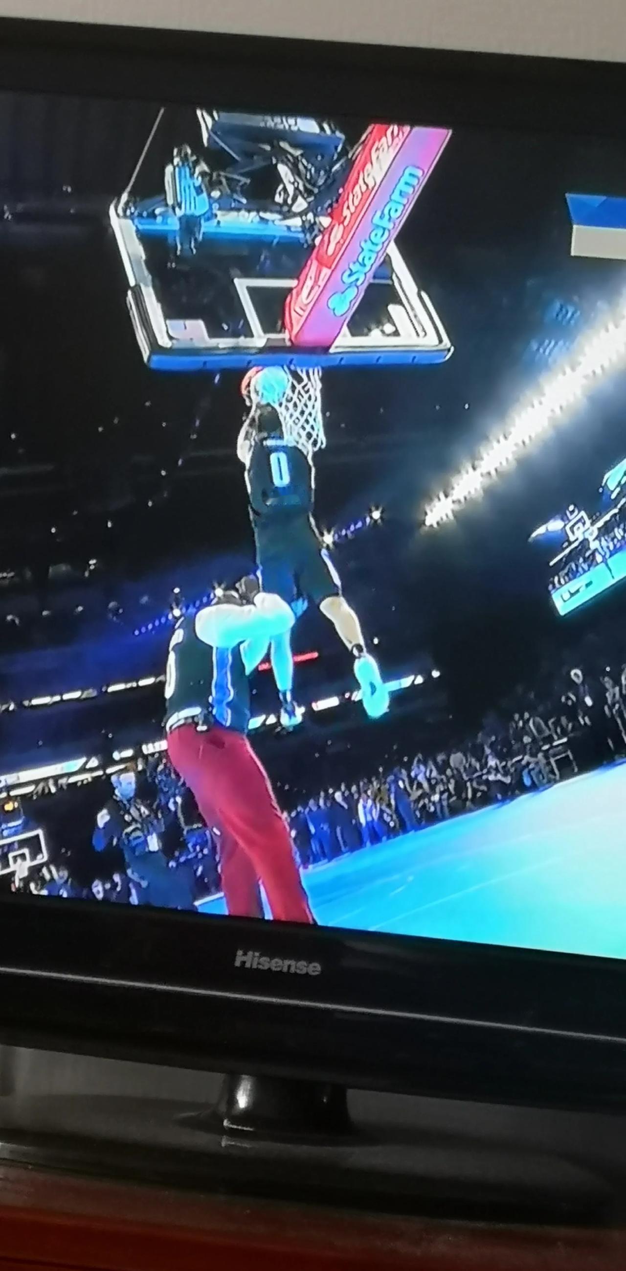 麦克朗隔扣奥尼尔获得5个全满分，击败布朗，蝉联今天NBA扣篮大赛冠军。
今天的扣