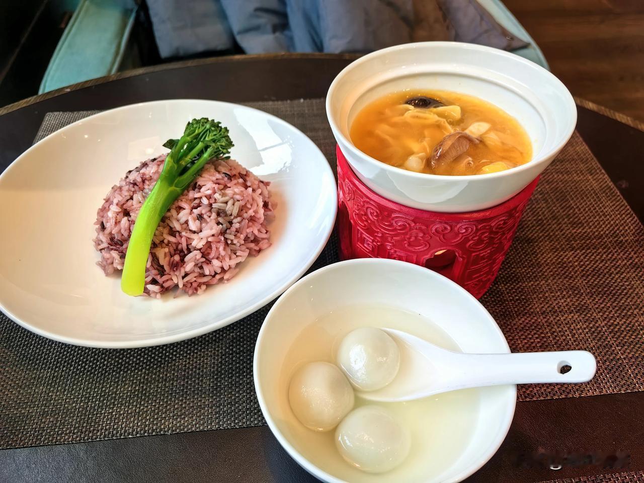 以后没有钱可别干房地产了，杭州市场算全国很好的，绿城在杭州也是大量粉丝，云翠也要