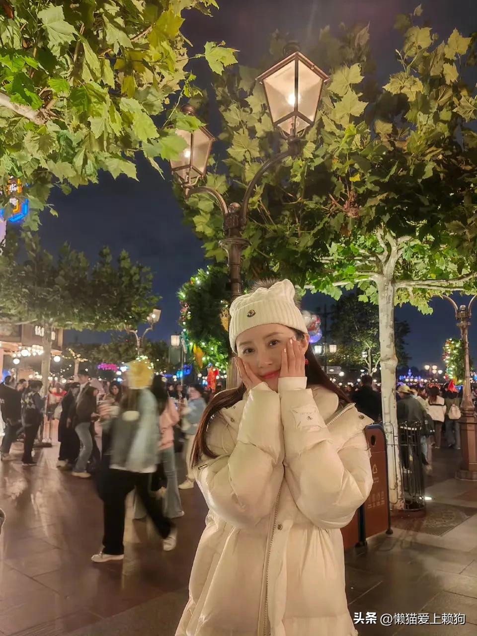 还记得当年我们那么调皮可爱的小女孩吗？如今已经长大了