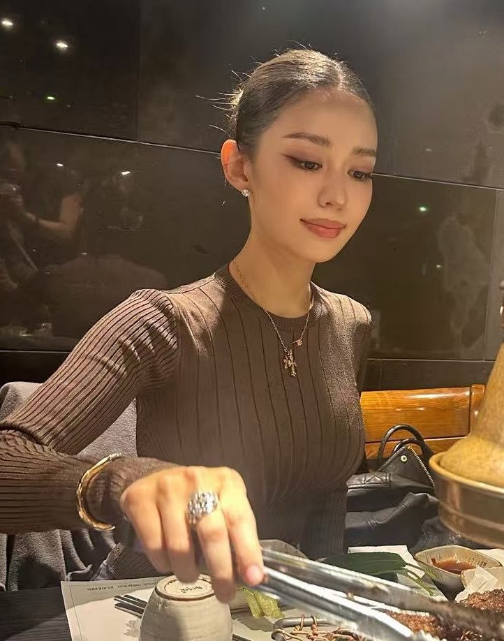 吉娜嫂子吃个东西都如此诱人 